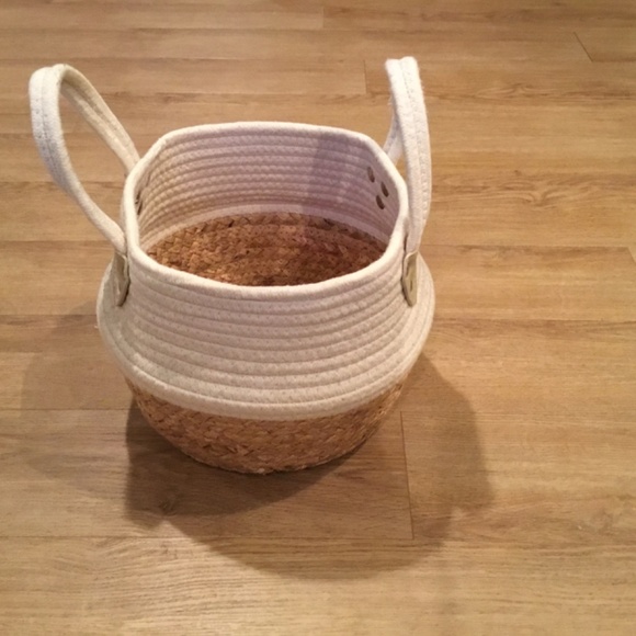 Small Natural Basket With Handles - Picture 2 of 6
